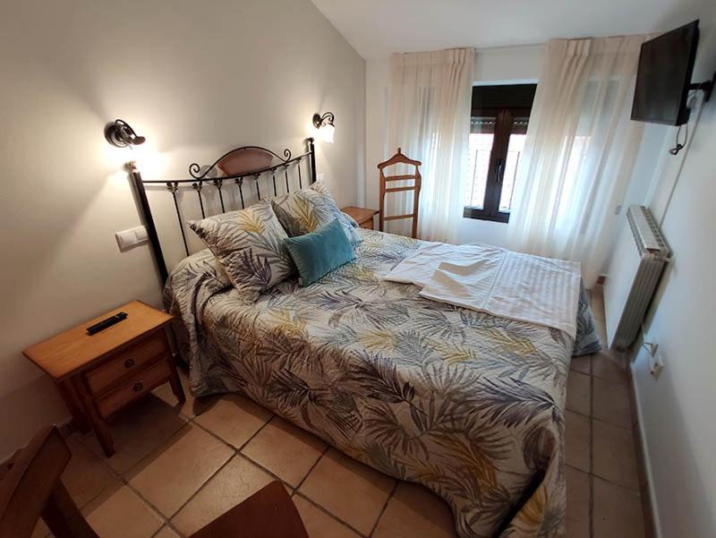 Royuela Hostal Bagian luar foto